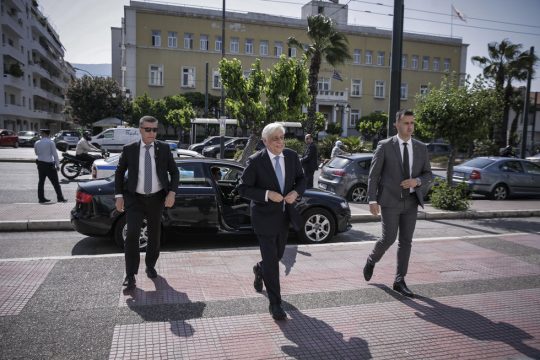 Προσπαθούν να μπλέξουν και τον Πρόεδρο στα παιχνίδια τους