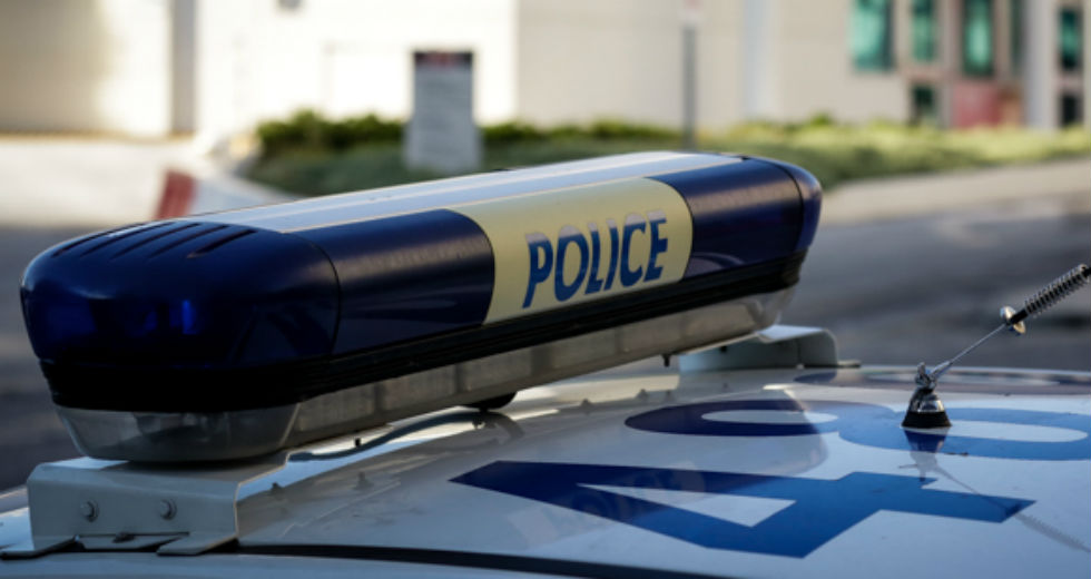 Μεσαρά: Πυροβόλησαν σταθμευμένο όχημα μπροστά σε αστυνομικούς