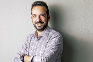 «Από τη μια οι κομματικοί και από την άλλη εμείς…»