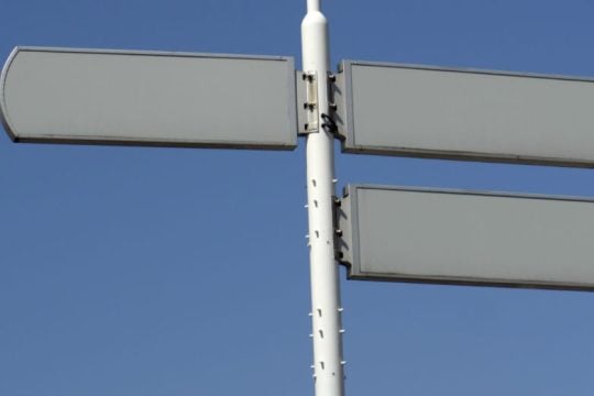 Αντιδράσεις για το κατέβασμα δίγλωσσων πινακίδων στην Αλβανία
