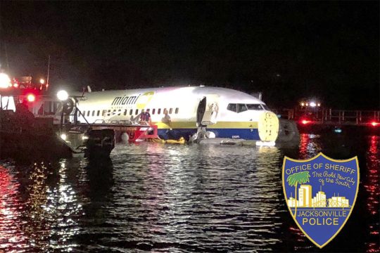 Boeing 737 βγήκε από τον διάδρομο προσγείωσης και κατέληξε σε ποτάμι