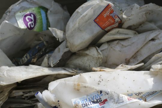 Η Μαλαισία στέλνει πίσω τα σκουπίδια που της «φόρτωσαν»