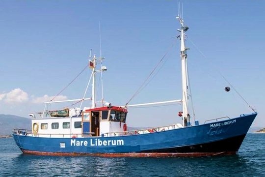 Μπλόκο σε πλοίο ακτιβιστών στη Λέσβο