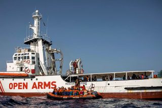 Εγκλωβισμένο και τρίτο πλοίο αλληλεγγύης στη Λέσβο