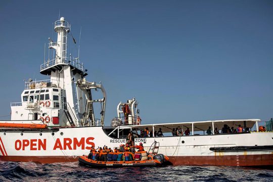 Εγκλωβισμένο και τρίτο πλοίο αλληλεγγύης στη Λέσβο