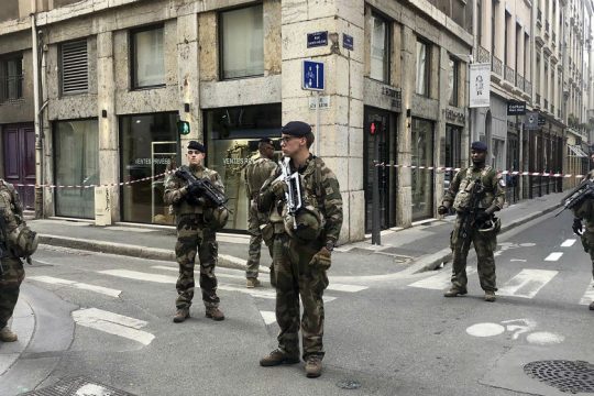 Τέσσερις συλλήψεις για τη βομβιστική επίθεση στη Λιόν