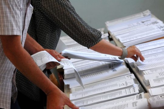 Οι αναγκαίες πολιτικές συναντήσεις δεν πρέπει να γίνουν «ραντεβού στα τυφλά»
