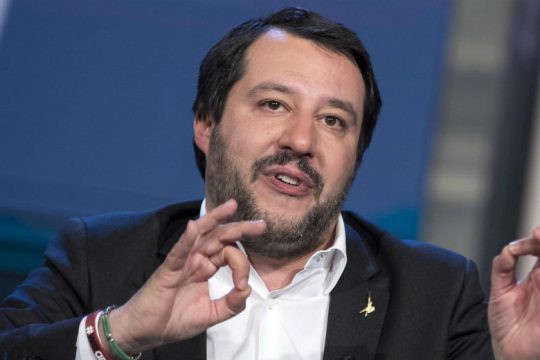 Παύθηκε επειδή οι μαθητές της παρομοίωσαν τον Σαλβίνι με τον Μουσολίνι
