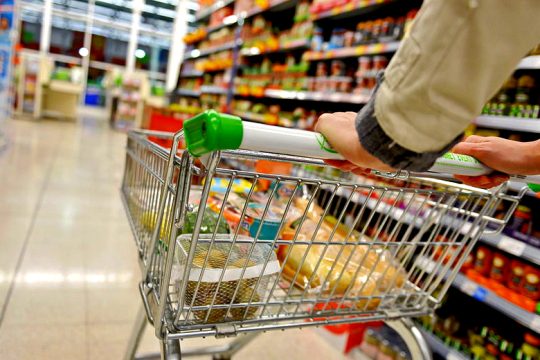 Τι άλλαξε με τη μείωση του ΦΠΑ στον λογαριασμό του σουπερμάρκετ