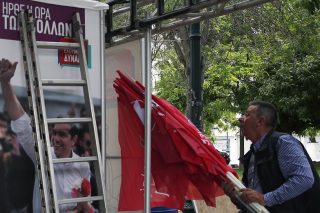 Για αφελείς και απελπισμένους…