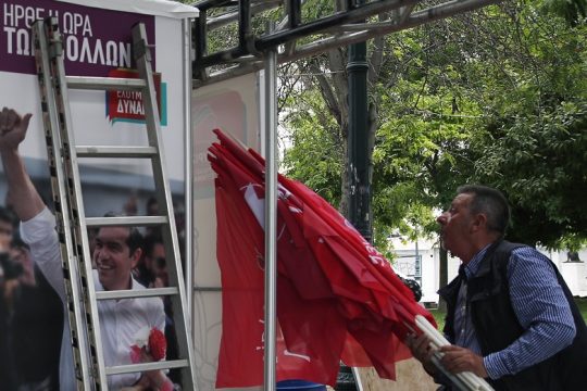 Για αφελείς και απελπισμένους…