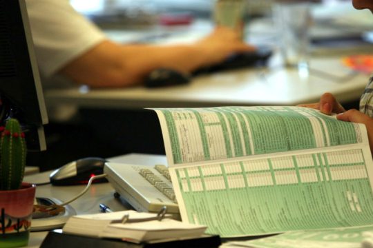Πόσα θα κερδίσουν οι φορολογούμενοι από τη μείωση εισφοράς αλληλεγγύης