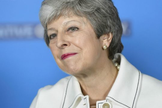 «Γενναία προσφορά» υπόσχεται η Μέι