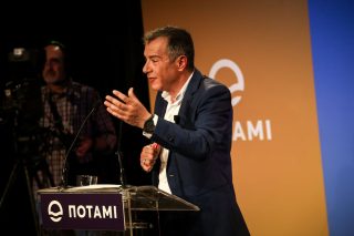 Εναντίον όλων ο Στ. Θεοδωράκης