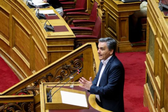 Ευκλ. Τσακαλώτος: Μείωση ΦΠΑ στον καφέ, επαναφορά ΕΚΑΣ και αύξηση ακατάσχετου