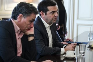 Ελαφρύνσεις 1 δισ. ανακοινώνει ο Τσίπρας