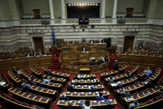 Στη Βουλή 120 δόσεις, ΦΠΑ και 13η σύνταξη