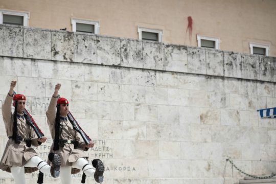 Μπογιές στη Βουλή πέταξε ο «Ρουβίκωνας»