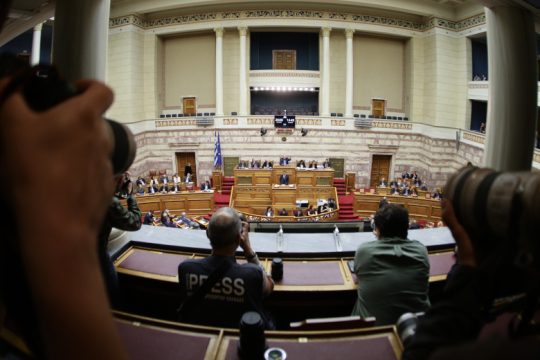 Κόντρα στη σκιά των εξαγγελιών