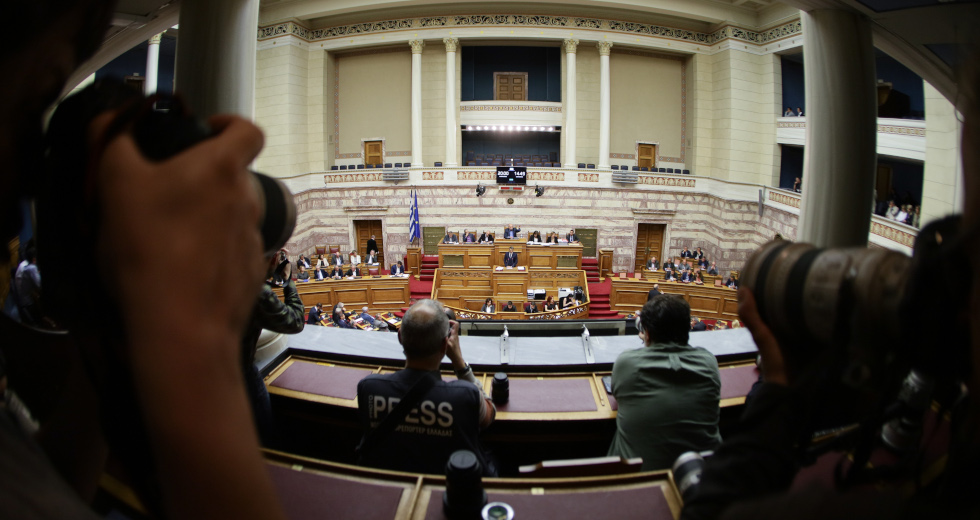 Κόντρα στη σκιά των εξαγγελιών