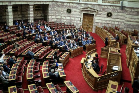 Κατατέθηκε το κυβερνητικό πακέτο παροχών [ LIVE ]