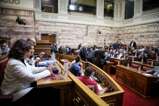 Πυρά από Ν.Δ. και ΔΗΣΥ  για 120 δόσεις και παροχές