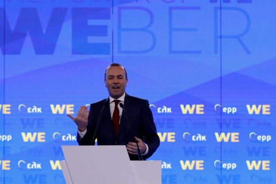 Ο Βέμπερ κάνει αντιπολίτευση στον Τσίπρα