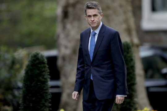 Ζητούν αστυνομική έρευνα για τον πρώην υπουργό Άμυνας στη Βρετανία