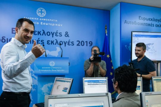 Ο Αλ. Χαρίτσης ο πρώτος πολιτικός που ψήφισε