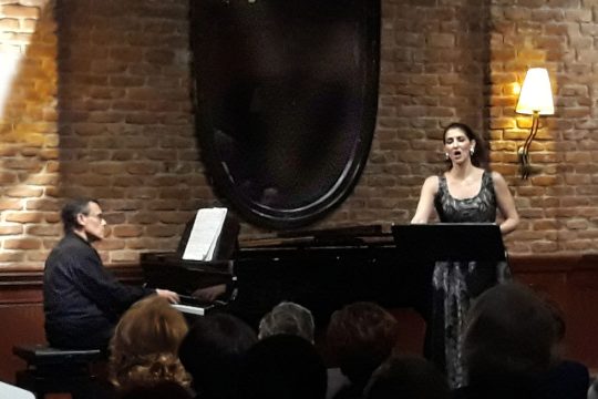 Η Λυδία Ζερβάνου σε τραγούδια Ελλήνων
