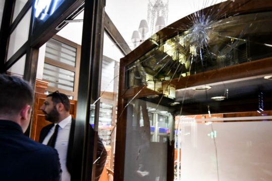 Ελεύθεροι οι προσαχθέντες για τις επιθέσεις σε καταστήματα