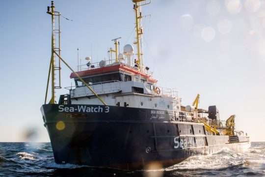 Πρόστιμο σε πλοίο που διέσωσε μετανάστες