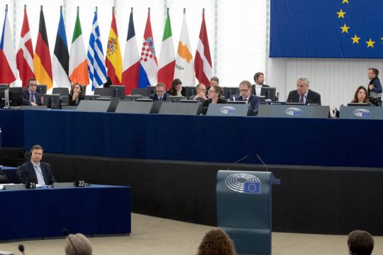 Φουντώνει ο πόλεμος των διαδόχων