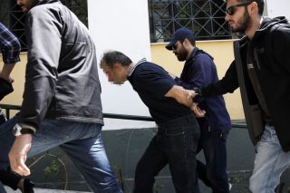 Η τραγική μάνα και οι συγκλονισμένοι αστυνομικοί