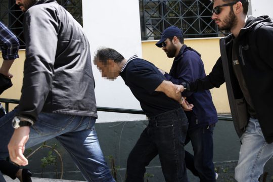 Η τραγική μάνα και οι συγκλονισμένοι αστυνομικοί