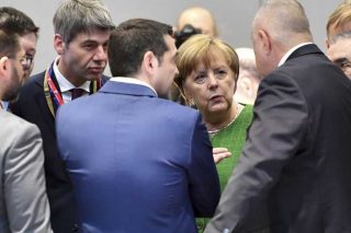 Σύνοδος κορυφής με τους προβολείς στο παρασκήνιο