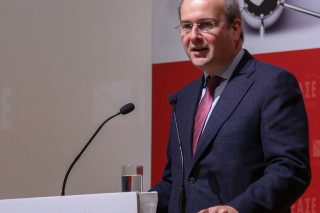 «Πριονίζουν» τη ΔΕΗ στοχεύοντας σε ιδιωτικοποίηση
