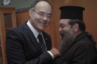 Ιερέας πέταξε κέρματα σε βουλευτή του ΣΥΡΙΖΑ