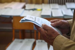 Οι ψηφίζοντες και οι απέχοντες