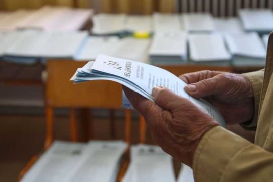 Οι ψηφίζοντες και οι απέχοντες