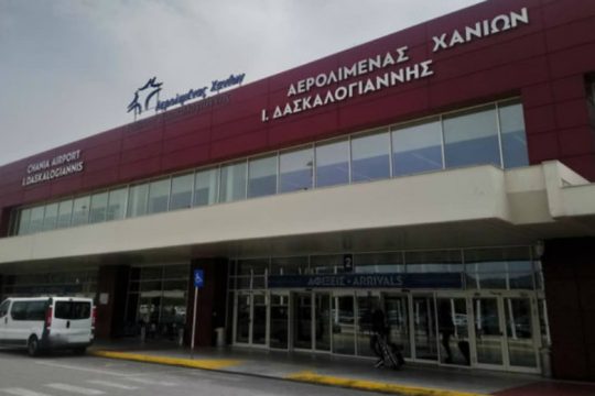 Αεροπλάνο τράκαρε με αυτοκίνητο στο αεροδρόμιο Χανίων