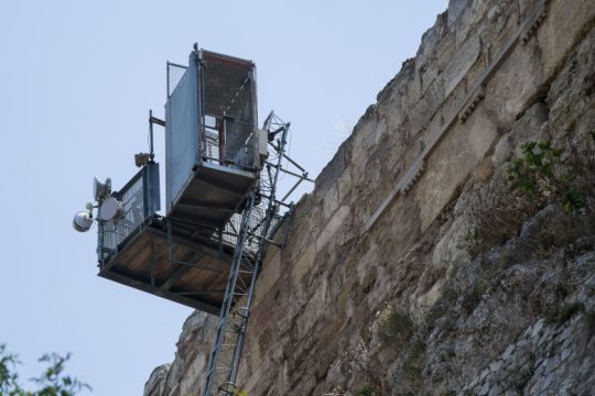 Συνεχίζεται η αντιπαράθεση για το αναβατόριο της Ακρόπολης