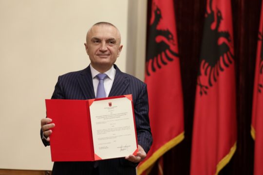Με καθαίρεση του Προέδρου απειλεί η αλβανική κυβέρνηση