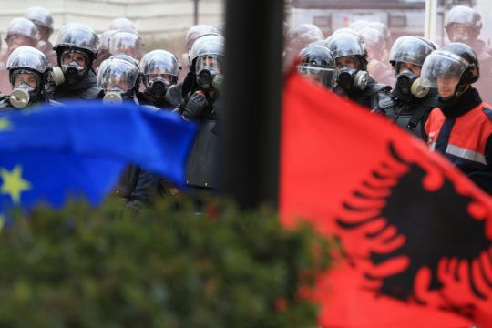 Το τρίπτυχο της πολιτικής σύγκρουσης στην Αλβανία