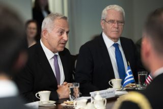 Πολλαπλά μηνύματα Αποστολάκη από τη Σύρο