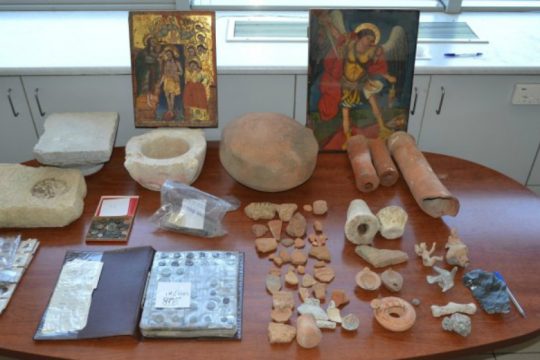 Ηράκλειο: Τον εντόπισαν με εκατοντάδες αρχαία αντικείμενα