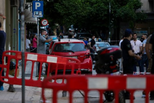 Πτώμα τυλιγμένο σε κουβέρτα στη μέση του δρόμου στου Γουδή