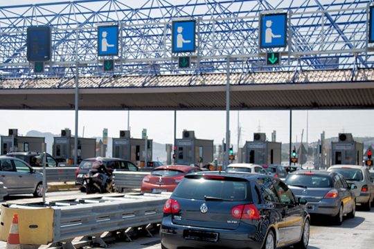 Διπλή καταδίκη στις αιφνιδιαστικές αυξήσεις των διοδίων της Αττικής Οδού