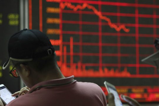 Ο εμπορικός πόλεμος ΗΠΑ-Κίνας «ρίχνει» τα χρηματιστήρια