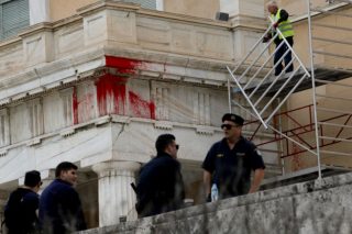 Ελεύθερος με εγγύηση και ο δεύτερος κατηγορούμενος για τις μπογιές στη Βουλή